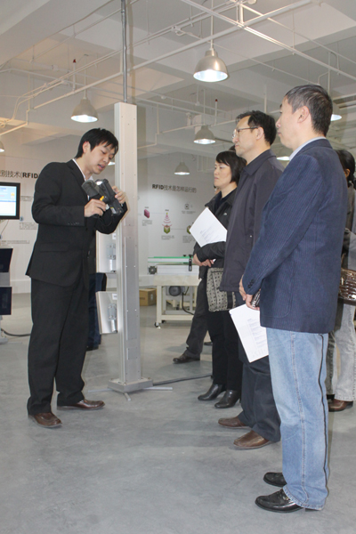 常熟市科技局官員認真聽取利奧創新科技工作人員介紹RFID讀取技術
