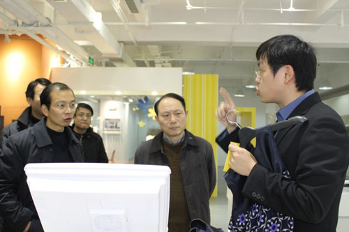 參觀領(lǐng)導(dǎo)詢問RFID智能零售系統(tǒng)運(yùn)作細(xì)節(jié)