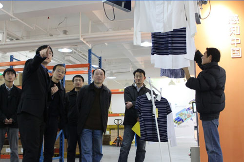 新型的掛衣運(yùn)輸帶能通過識別RFID電子標(biāo)簽自動分流不同類型的衣服，此系統(tǒng)受到了吳肇明處長高度贊揚(yáng)